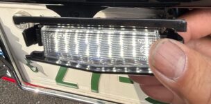 デミオ（DJ3FS）のナンバー灯をLEDに交換する手順！トラブルはないかも検証